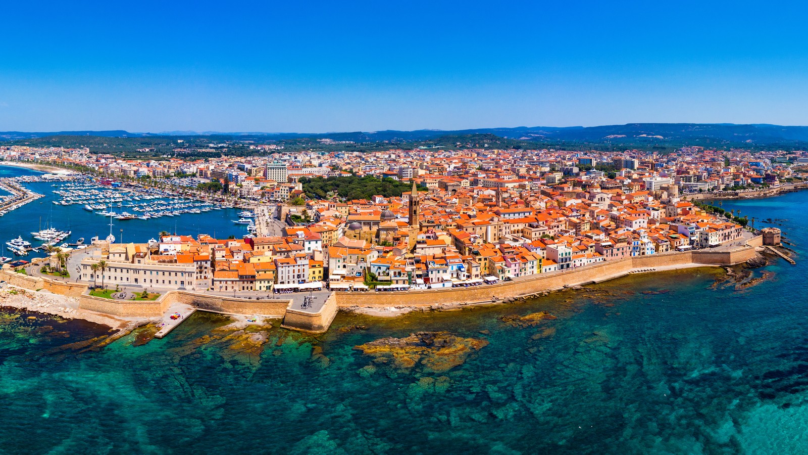 A panoramic photo of the city of Alghero